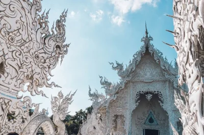 Scopri i templi bianco e blu di chiang rai, visita il villaggio karen long neck e naviga sul mekong al triangolo d’oro, con pick-up in hotel e guida esperta.