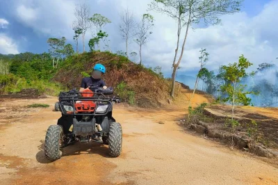 Viva um passeio de atv guiado perto de khao lak, prove frutas frescas da região e refresque-se na cachoeira lampi. inclui transporte do hotel, lanches e guia local simpático.