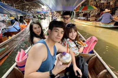 Erlebe den maeklong zugmarkt und den damnoen saduak schwimmenden markt bei einer halbtägigen tour mit hotelabholung, lokalem guide und bootsfahrt inklusive.