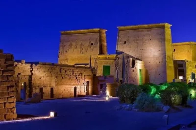 Vivi lo spettacolo di luci e suoni al tempio di philae sull’isola di agilkia, con transfer privato dall’hotel, giro in barca e audioguida per una serata indimenticabile ad aswan.