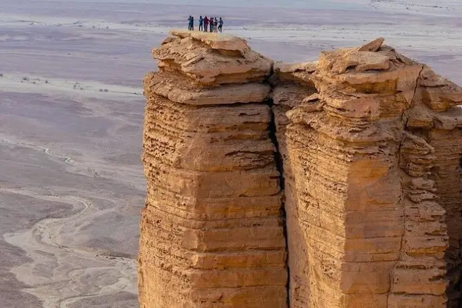 Edge of the World tour from Riyadh: Tuwaiq Escarpment private