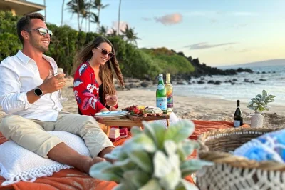 Desfrute de um piquenique ao pôr do sol em uma praia tranquila de maui, com uma tábua de charcutaria especial, jogos para casais e fotos exclusivas incluídas—perfeito para momentos a dois.