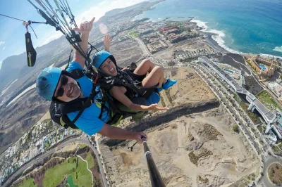 Erlebe acro-paragliding in costa adeje mit erfahrenen piloten, spektakulären tricks in der luft und kostenlosem hoteltransfer. inklusive kompletter sicherheitsausrüstung und anleitung für einsteige