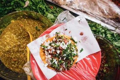 Descubre narvarte en cdmx con un tour guiado de tacos por la noche, probando al pastor, suadero y más en las mejores taquerías. incluye comida, bebidas y postre.