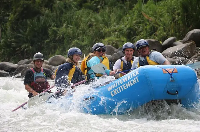 Rafting no rio Pacuare: 29 km de corredeiras classe III-IV