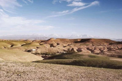 Découvrez le désert d’agafay, les montagnes de l’atlas et les villages berbères lors d’une excursion 4x4 en petit groupe depuis marrakech, avec déjeuner chez l’habitant et prise en charge 