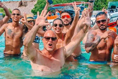 Descubre las islas del rosario en cartagena con guía local, haz snorkel en isla grande, disfruta mariscos frescos en cholón y nada entre plancton luminoso. incluye almuerzo.