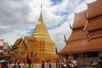 Scopri il tempio doi suthep di chiang mai e un villaggio della tribù hmong con guida locale, trasferimento dall’hotel, biglietti d’ingresso e funivia inclusi per una visita senza pensieri.