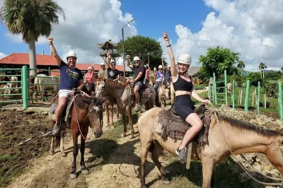 Viva a aventura em punta cana com tirolesa, passeio de buggy e cavalgada. inclui frutas frescas, almoço e guia local para um dia inesquecível.