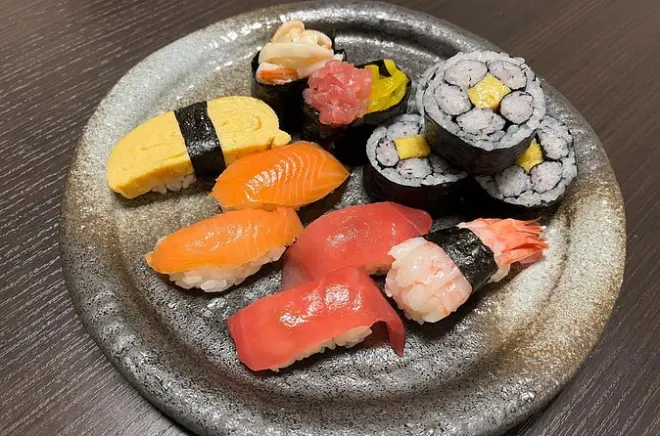 Sushi-Kurs in Sapporo: 6 Nigiri und eine dekorative Rolle kreieren