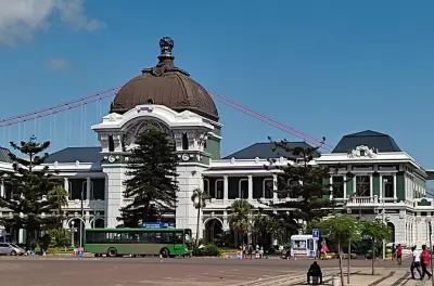 Walking tour Maputo neighborhoods: Daily life and architecture