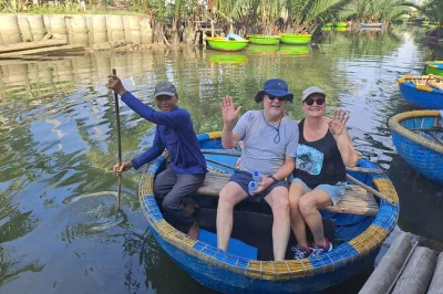 Descubra as ruas históricas de hoi an, remando em um barco cesto na vila de cam thanh e saboreie um almoço típico com moradores. inclui transporte e entradas.