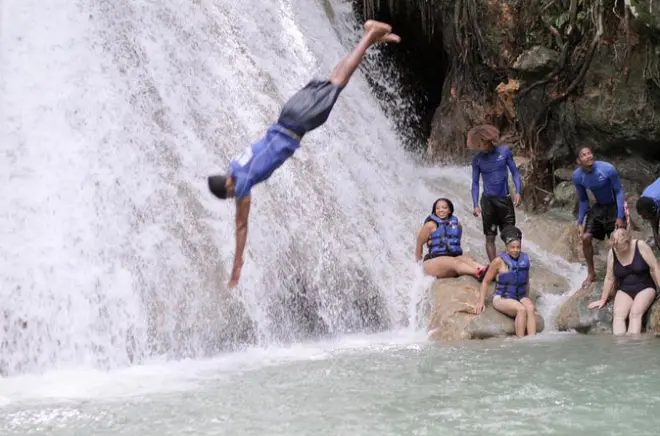 Blue Hole & Dunn's River Falls ab Negril: 180 m Klettertour