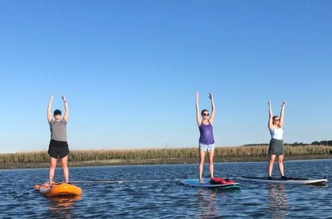 Aula de SUP Yoga ao pôr do sol em Virginia Beach: Posturas na água