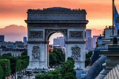 Erkunde paris zu fuß von montmartre bis zum arc de triomphe mit einem lokalen guide. inklusive tickets, bäckerei-stopp und spannende einblicke in die stadt.