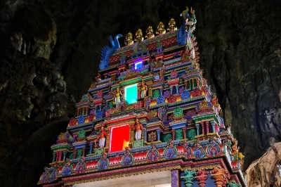 Vivi kuala lumpur con la prova del sari a batu caves, un laboratorio pratico di batik e dolci tipici indiani—con pick-up e guida inclusi.