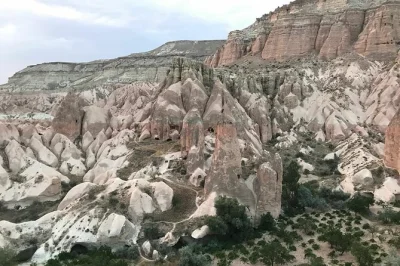 Descubra o vale do rosas em cappadocia com guia local, explore antigas igrejas nas cavernas, conheça moradores e aproveite as cores incríveis do pôr do sol.
