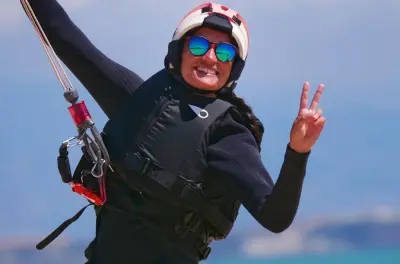 Kitesurfing lessons in Tarifa: Small group, one kite each