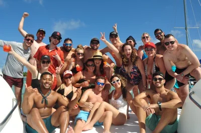 Explore punta cana em um catamarã privativo com snorkel, música local, petiscos e bebidas. inclui transporte do hotel e parada na famosa piscina natural.