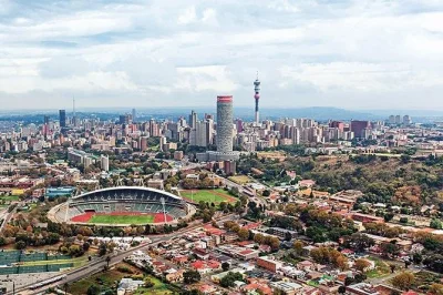 Erlebe johannesburg und soweto mit einem lokalen guide – von constitution hill über vilakazi street bis zum mandela house. inklusive wasserflasche und klimatisiertem fahrzeug.