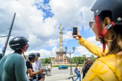 Explore a história de berlim em um passeio de segway com guia local, visitando portão de brandemburgo, ilha dos museus e memorial do holocausto. grupo pequeno e capacete incluso.