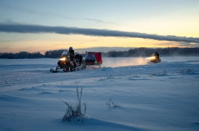 Schneemobilfahren und Eisangeln in Rovaniemi: Bohr dein eigenes Loch