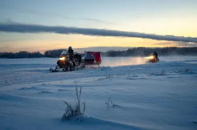 Schneemobilfahren und Eisangeln in Rovaniemi: Bohr dein eigenes Loch