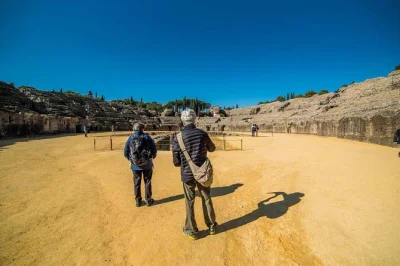 Entdecke das antike amphitheater von italica, bunte mosaike und römische straßen bei einer geführten tour ab sevilla. inklusive skip-the-line & experten-guide.