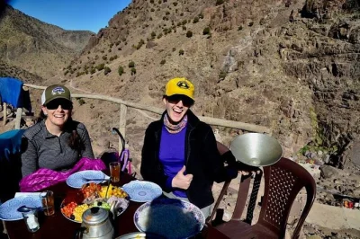 Atteignez le plus haut sommet du maroc lors d’une randonnée guidée de 2 jours au départ de marrakech, avec transfert hôtel, visites de villages berbères et nuit au refuge du toubkal. repas incl