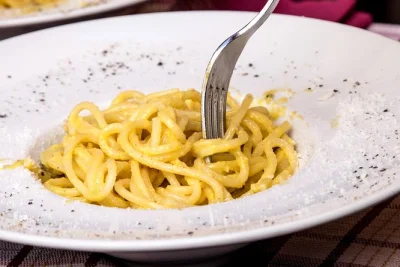 Explore o bairro monti em roma com guia local, mais de 10 degustações autênticas, almoço e jantar incluídos. grupo pequeno, todas as taxas e bebidas inclusas.