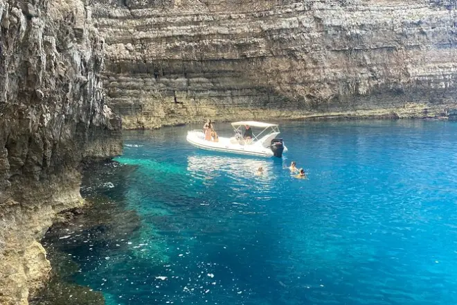 Sazan Insel & Haxhi Ali Höhle schnorcheln mit privatem Schnellboot