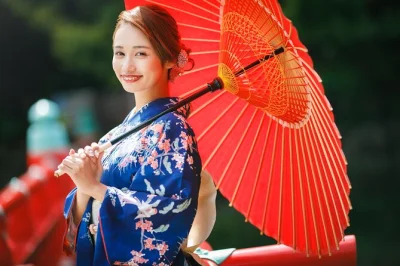Traditionellen kimono in osaka anziehen, frisur stylen lassen und beim fotoshooting in gärten und shinsekai echte momente einfangen. alle kosten und digitale bilder inklusive.