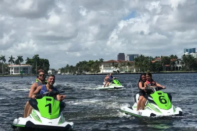 Alugue jet skis novos em pompano beach e vá direto para o oceano, pulando as rotas lentas pela intercostal. experiência segura e guiada com todo o equipamento incluso.