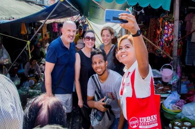 Erlebe den maeklong railway market und damnoen saduak floating market in bangkok an einem morgen mit lokaler führung, bootstour und dorfbesuch.