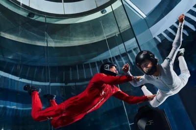 Indoor skydiving in denver erleben: zwei flüge mit persönlichem trainer und eigenem flugzertifikat. inklusive kompletter ausrüstung und anleitung.