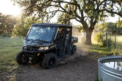 Descubra o lado selvagem do glenwood canyon em um passeio de 2 horas de atv side by side no bair ranch, acompanhado por guias locais. capacetes e óculos inclusos para sua segurança.