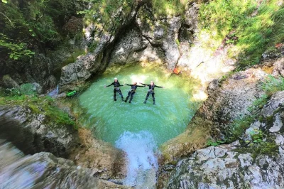 Erlebe canyoning in der fratarica-schlucht im triglav nationalpark, slowenien. inklusive kompletter ausrüstung, erfahrener begleitung und 30 minuten wanderung zu wilden wasserfällen und glasklaren b