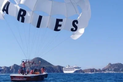 Erlebe parasailing in cabo san lucas mit aries water sports – atemberaubende ausblicke auf land’s end und medano beach, inklusive schwimmwesten, erfahrenem team und gratis fotos.