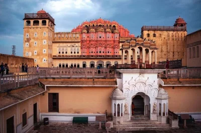 Découvrez jaipur avec une visite privée à la journée depuis delhi : city palace, hawa mahal, jantar mantar et jal mahal, guide local et transfert inclus.