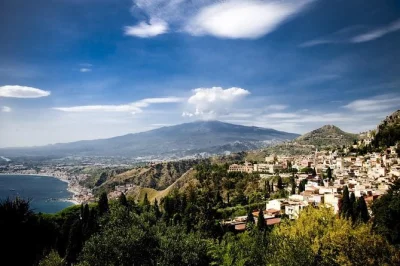 Scopri i crateri del vulcano etna, passeggia per corso umberto a taormina e rilassati a isola bella, con comodo pick-up in hotel e guida locale amichevole inclusi.
