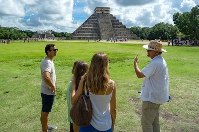 Descubra chichen itza com guia particular, nade no cenote saamal e conheça valladolid. transporte exclusivo, buffet incluso e busca no hotel.