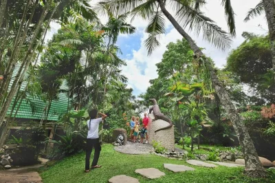 Conheça répteis raros da indonésia no bali reptile park com guia local, encontros interativos e shows ao vivo. ingresso acessível para cadeirantes.