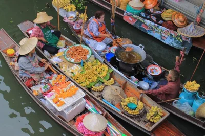 Entdecke den damnoen saduak floating market per paddelboot, triff eine thailändische familie bei der herstellung von kokosbraunzucker und genieße eine kleine gruppe mit hoteltransfer.