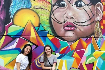 Conheça a comuna 13 em medellín com guia particular, passeio de metrocable, arte de rua e petiscos locais. inclui transporte privativo e roteiro flexível.