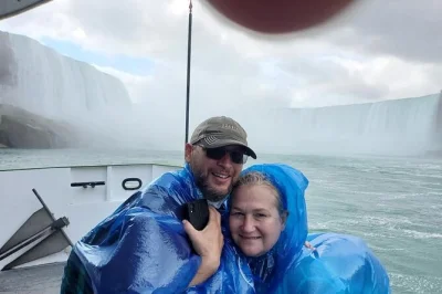 Erlebe die niagara fälle in einer kleinen gruppe mit maid of the mist bootsfahrt, zugang zur cave of the winds und einem lokalen guide. inklusive hotelabholung und eintritt.
