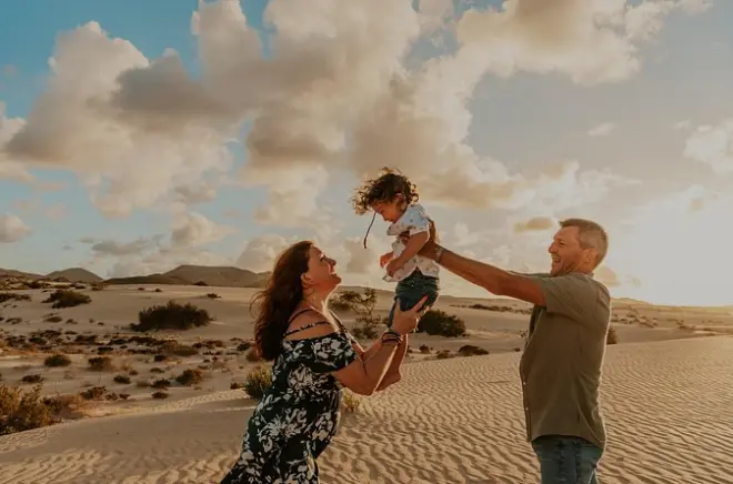 Séance photo famille privée dans les dunes à Corralejo Fuerteventura