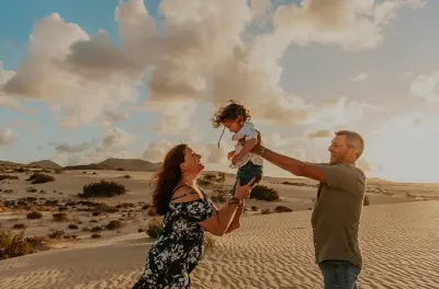 Séance photo famille privée dans les dunes à Corralejo Fuerteventura