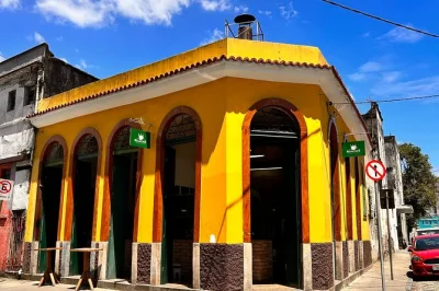 Scopri la storica torrefazione rei do café a santos, impara l’arte della tostatura tradizionale e gusta un espresso o un ghiacciolo. visita guidata con degustazione inclusa.