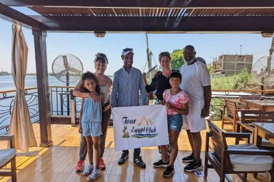 Scopri il nilo da aswan a luxor a bordo di una dahabiya, visita i templi di kom ombo e karnak, la valle dei re, con guida egittologa, pasti e trasferimenti inclusi.