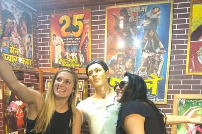 Découvrez un vrai studio bollywood à mumbai, assistez à un tournage en direct, essayez des pas de danse et explorez les costumes avec transport privé et guide local inclus.